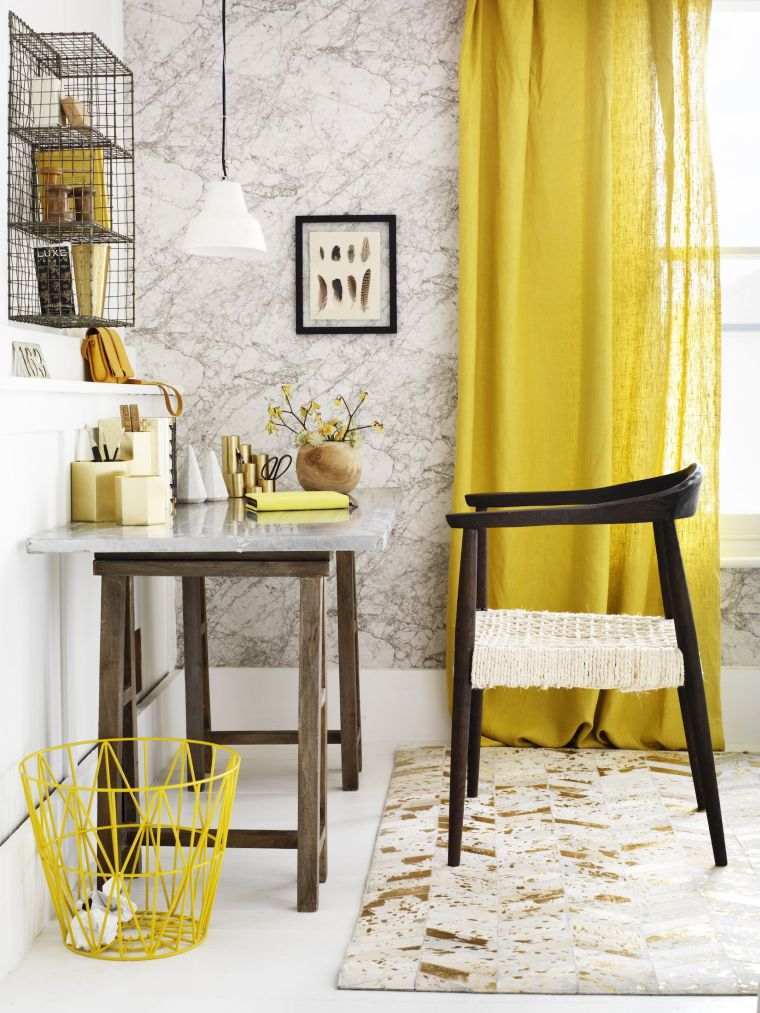 salon avec rideaux en jaune 