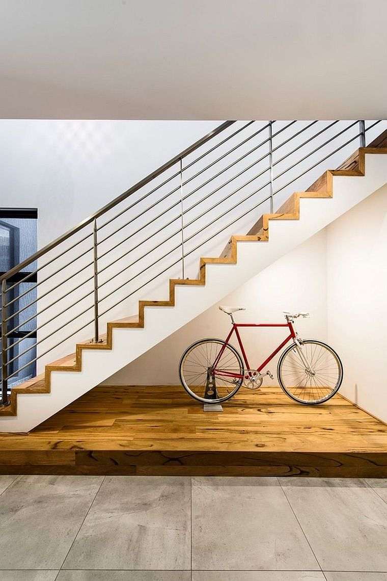 vélo rangé dans l'espace sous les escaliers