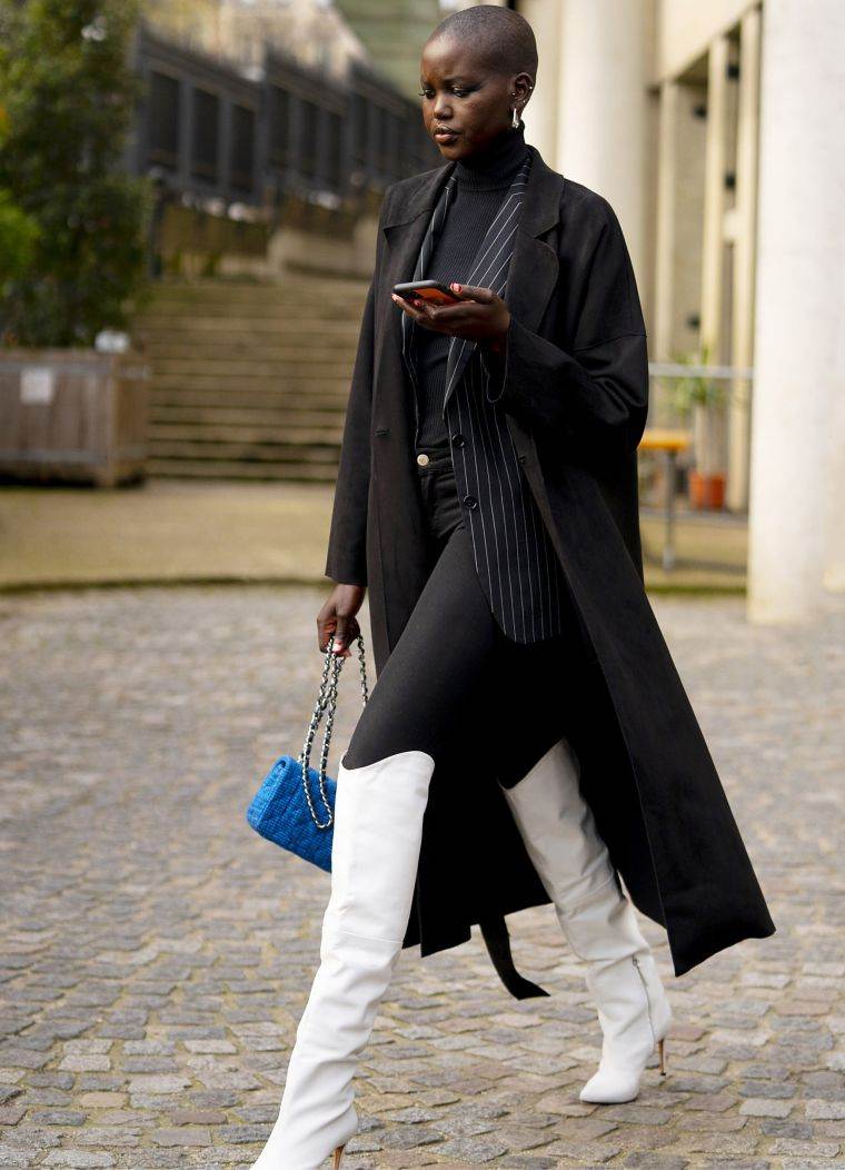 bottes blanches avec manteau noir