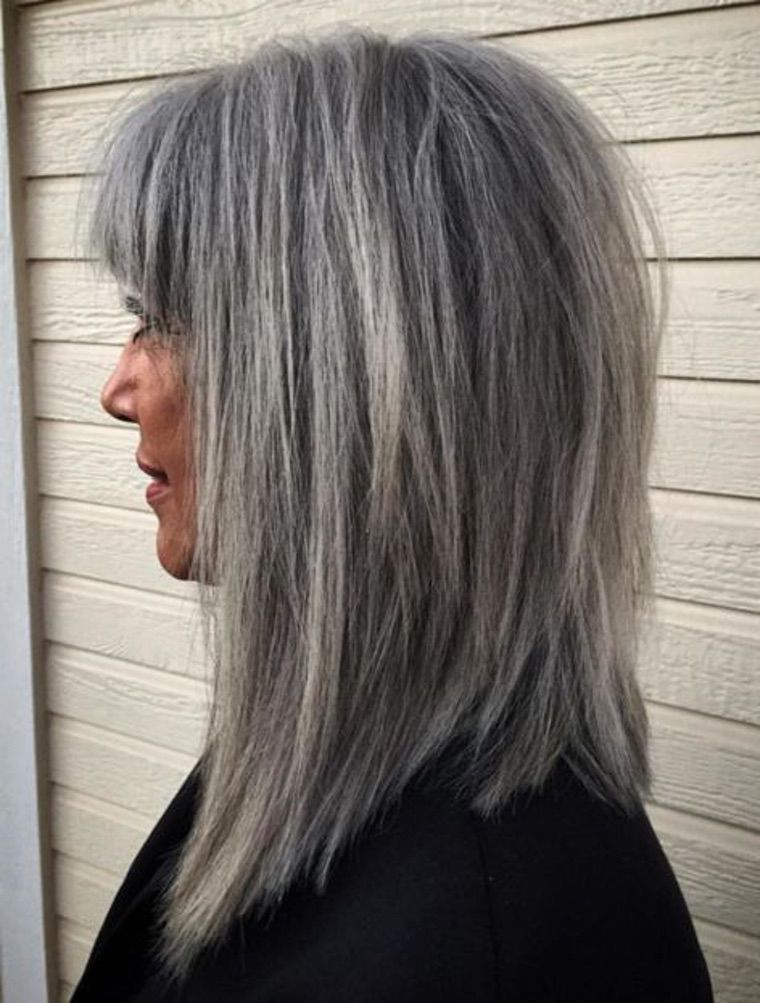 femme âgée cheveux gris coupe