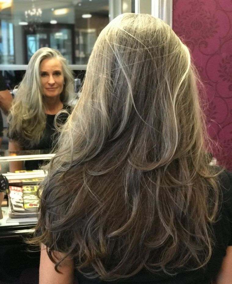 coiffure cheveux gris longs 