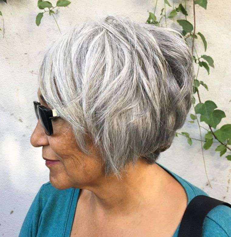 coiffure cheveux gris bob court en couches 