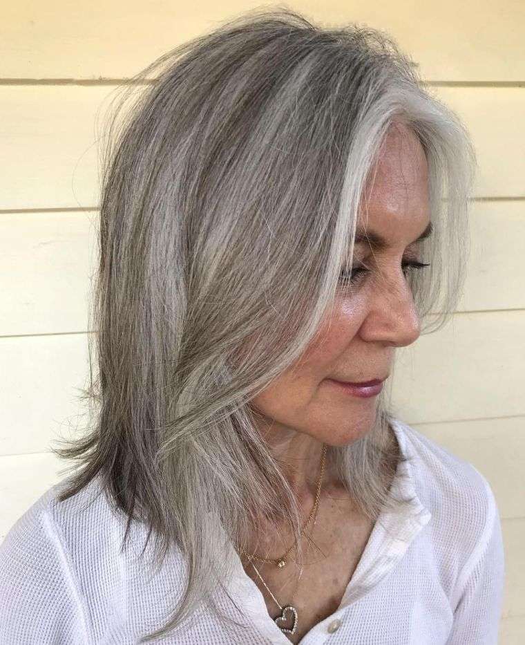 coiffure cheveux gris en couches avec boucles 