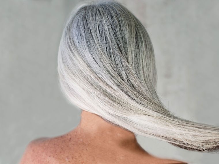 coiffure cheveux gris avec reflets blonds