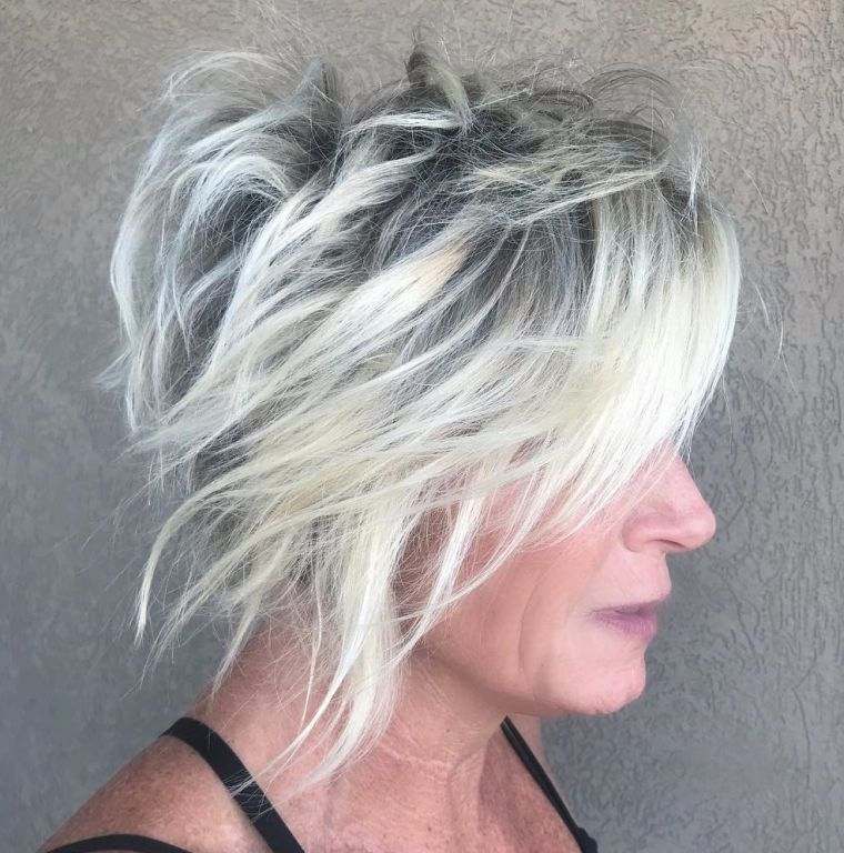 coiffure courte pour cheveux gris 