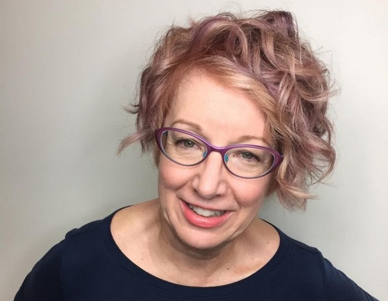 coiffure pour femme de 50 ans avec lunettes