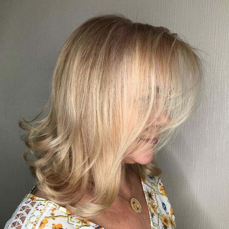 coiffure femme 50 ans pour cheveux mi-longs 