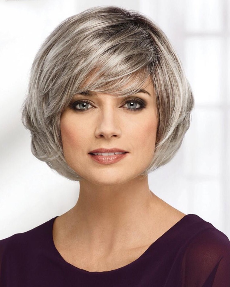 coiffure de femme avec des mèches grises et blondes