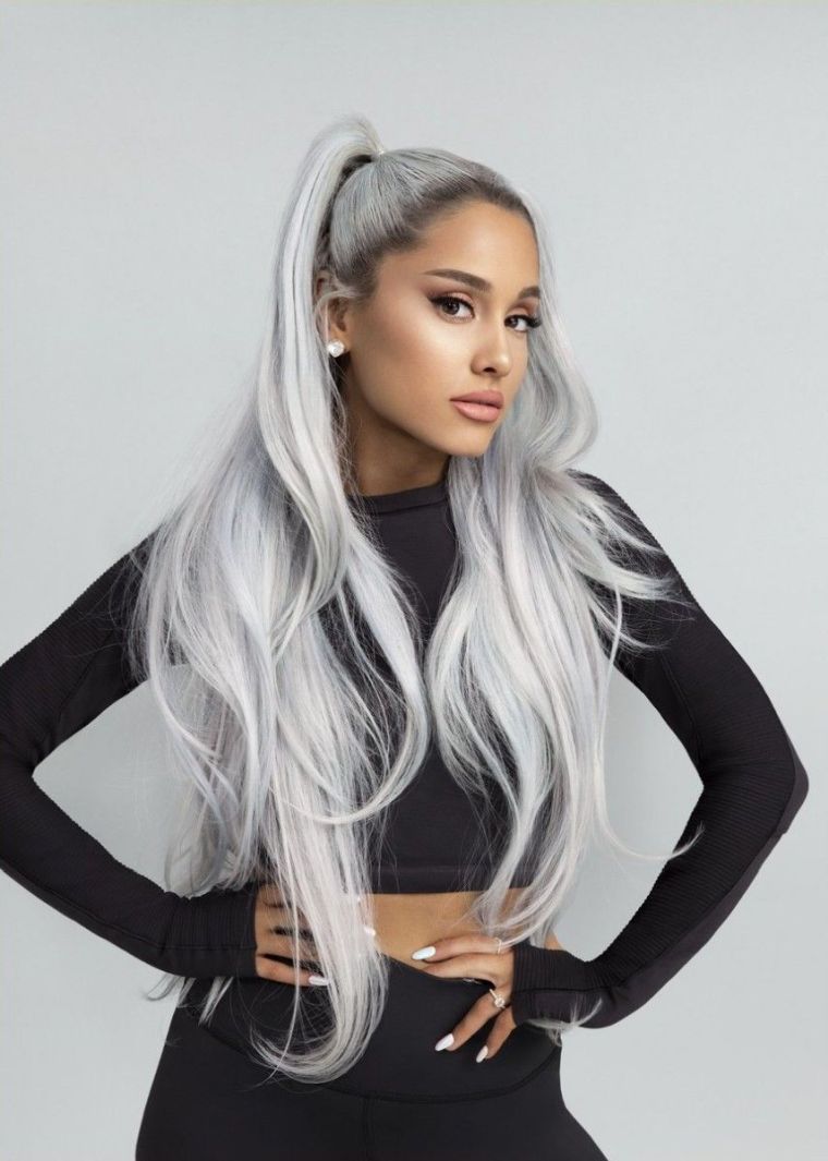 couleur cheveux gris d'Ariana Grande 
