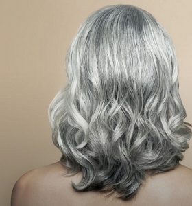 couleur grise cheveux femme nuance