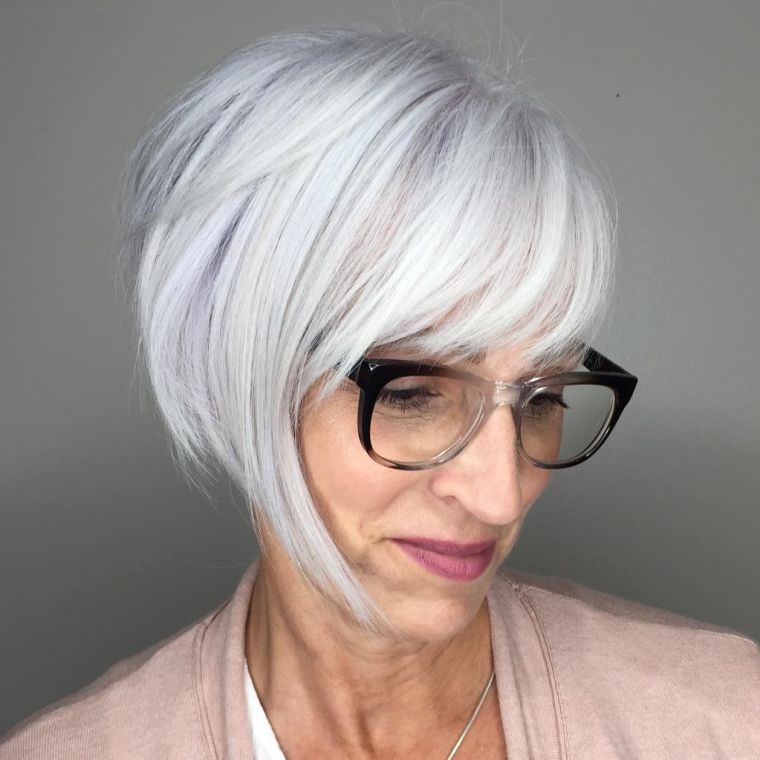 couleur grise pour cheveux femme coupe courte avec frange