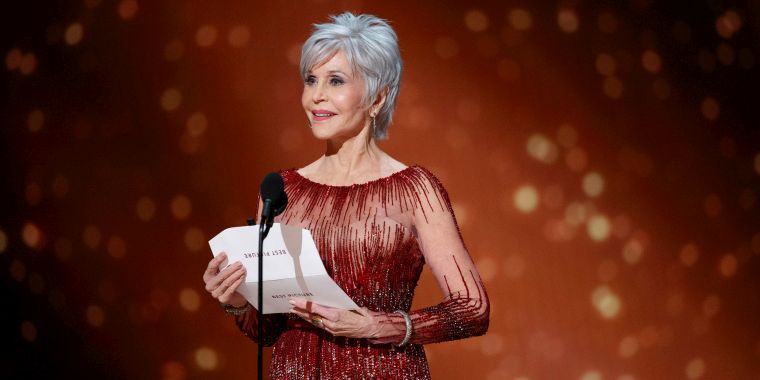 coupe courte de cheveux gris de Jane Fonda 
