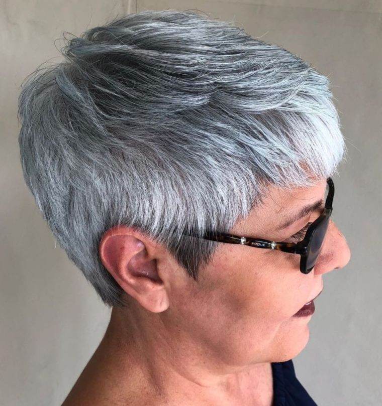 coupe courte cheveux gris couches 