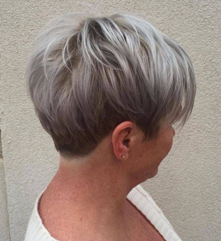 coupe de ceheveux courte cheveux gris argentés
