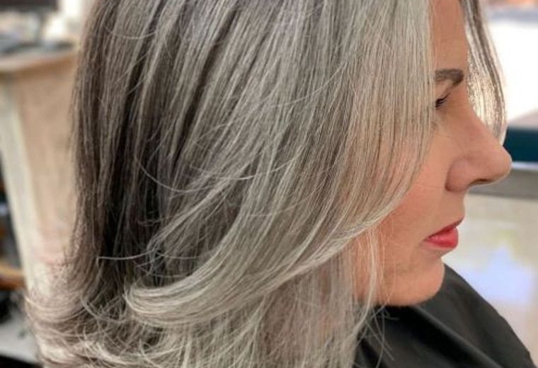 femme coupe cheveux gris