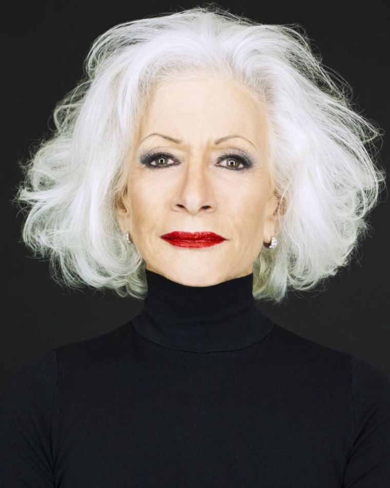 femme cheveux gris blanc coiffure 