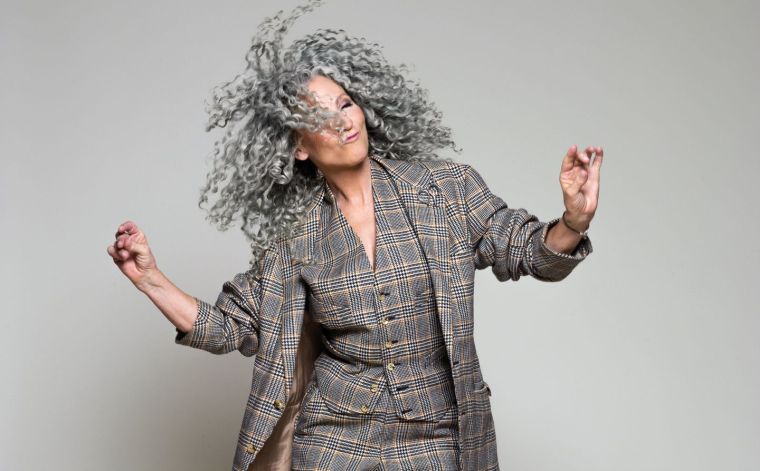 Coiffure cheveux gris : 40 exemples pour de belles coiffures cheveux gris