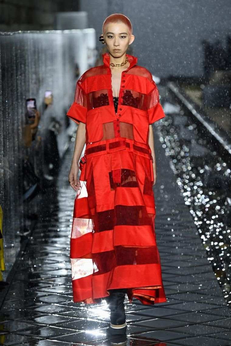 mode printemps-été 2021 avec robe rouge
