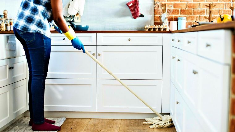 nettoyer le sol de la cuisine 