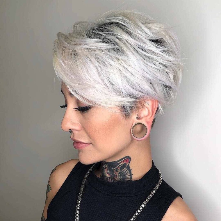 pixie cut pour femmes avec cheveux gris