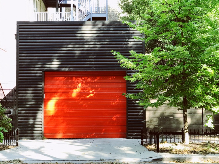 portes à enroulement en rouge et façade moderne