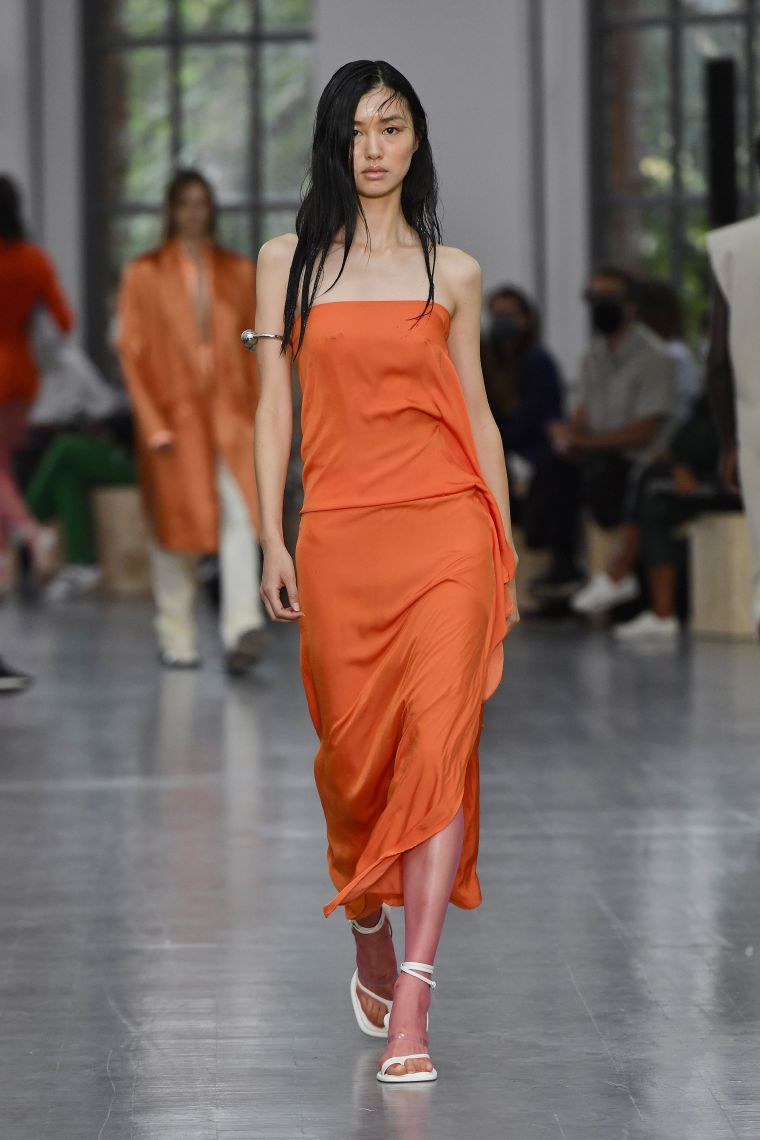 robe orange moderne en été 