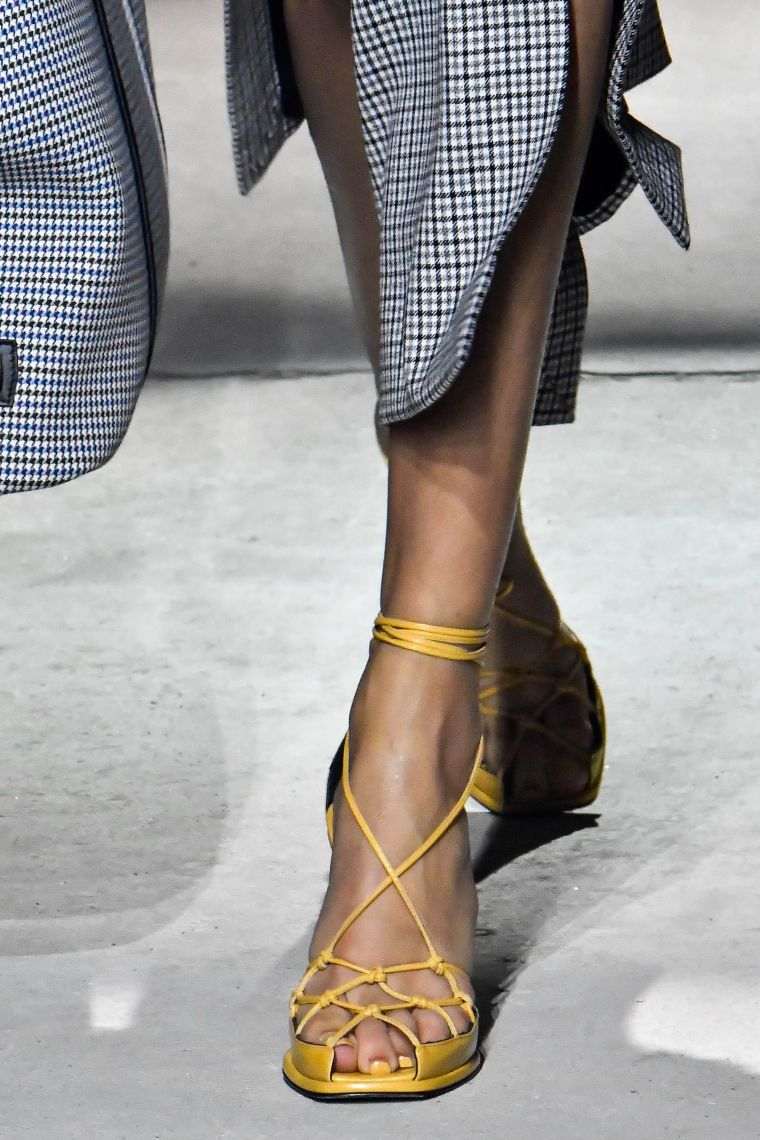 chaussures élégantes et modernes avec lanières 