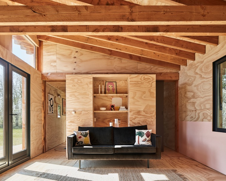 maison en bois intérieur avec poutres apparentes
