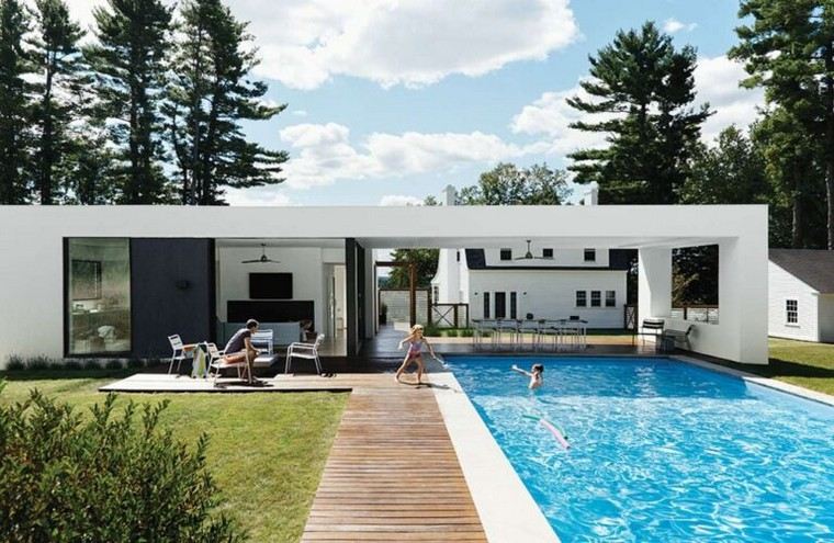 maison enjambant piscine pelouse