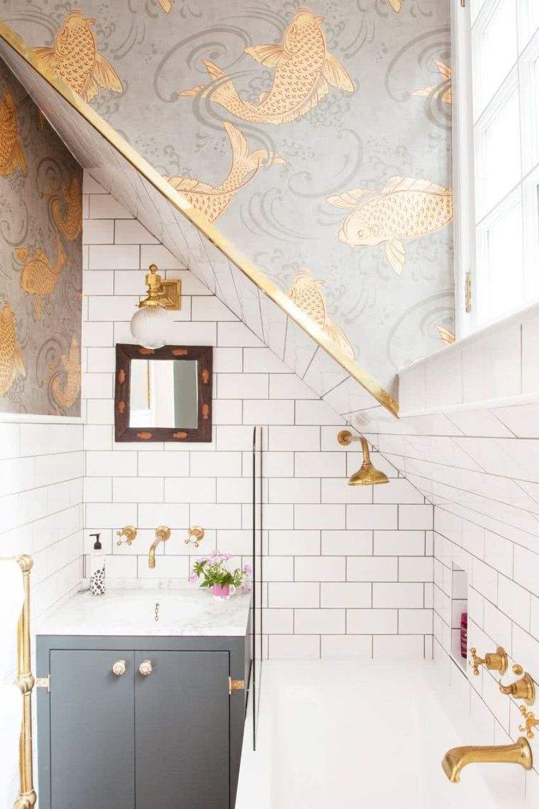 petite salle de bain design avec de l'or