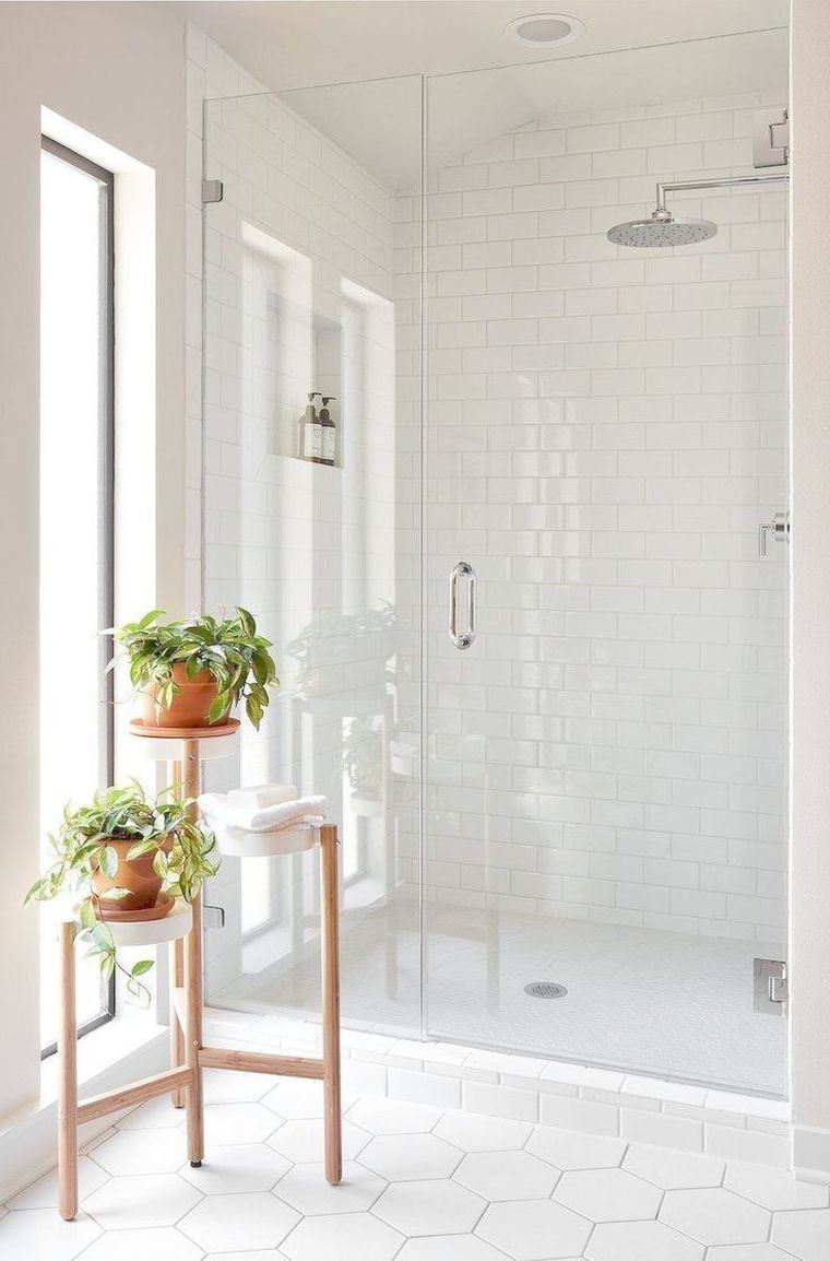 salle de bain blanche minimaliste