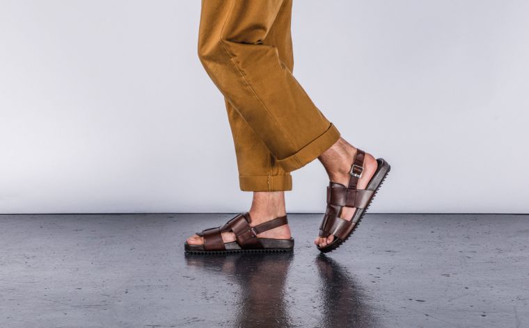 sandales en cuir marron modernes