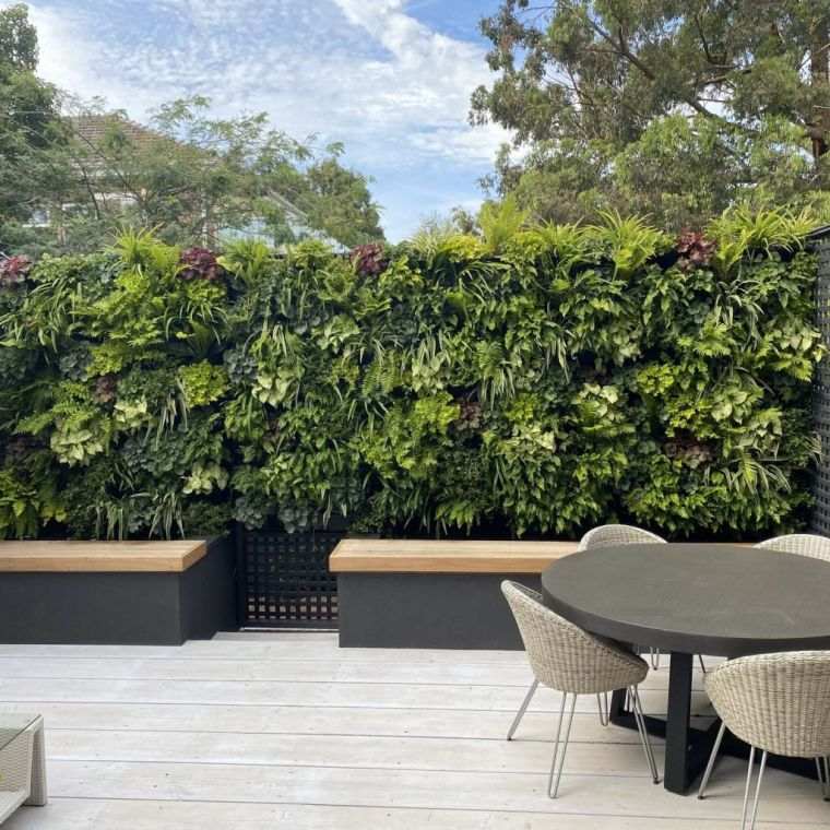 déco de jardin avec mur végétalisé 