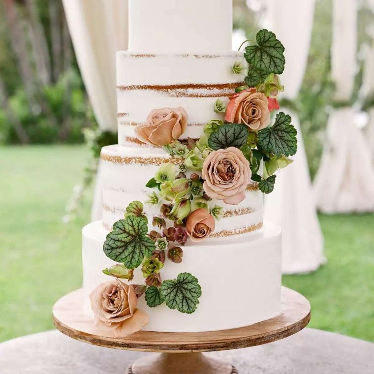 décoration de gâteau de mariage avec fleurs 