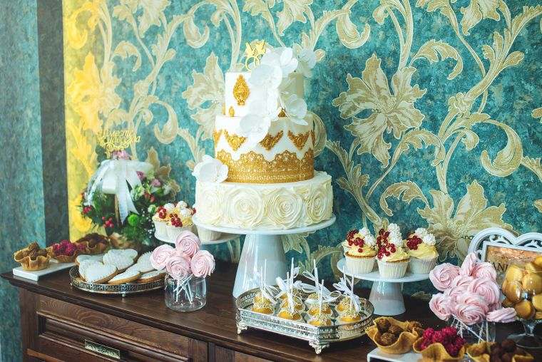 gâteau de mariage en or avec des fleurs 