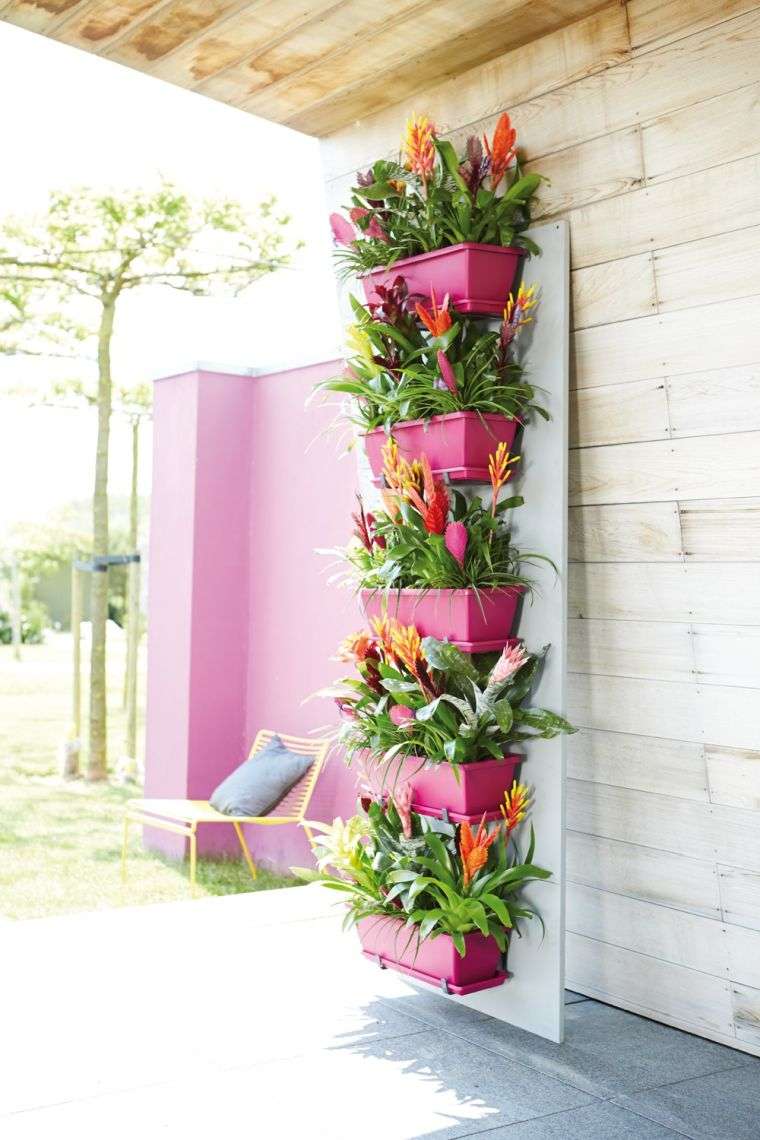 mur végétal extérieur avec fleurs 