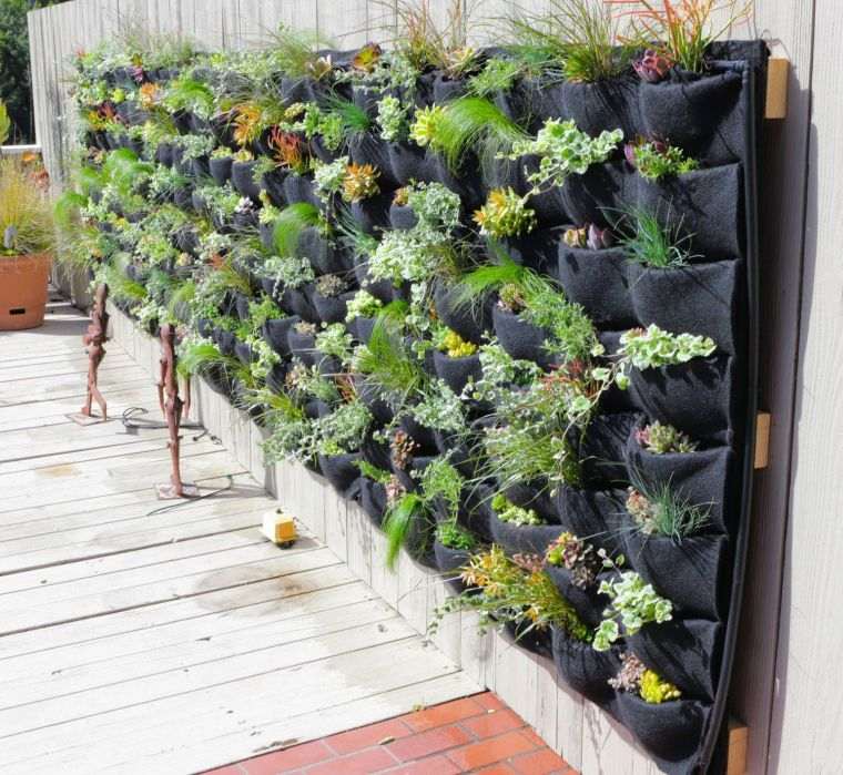mur végétal extérieur avec des jardinières de poche 