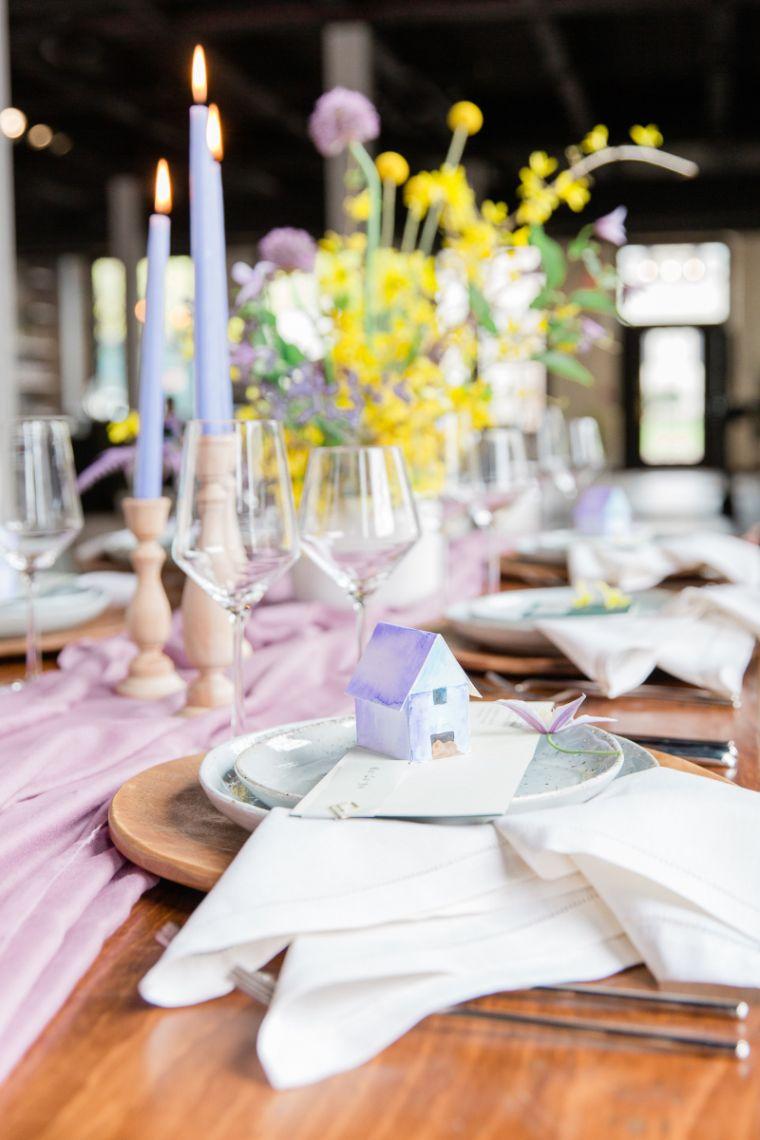 table de mariage avec déco en couleurs