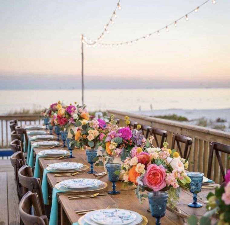 table de mariage avec déco fleurs 