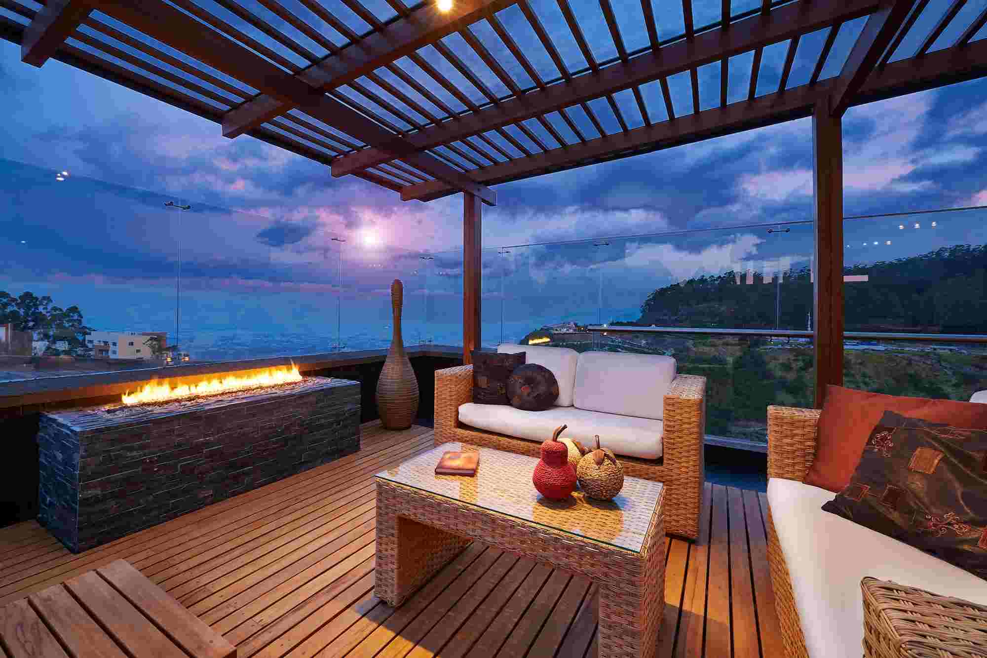 balcon moderne avec sol en bois 
