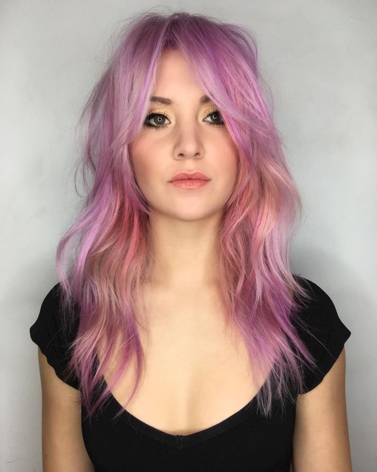 cheveux ondulés en rose 