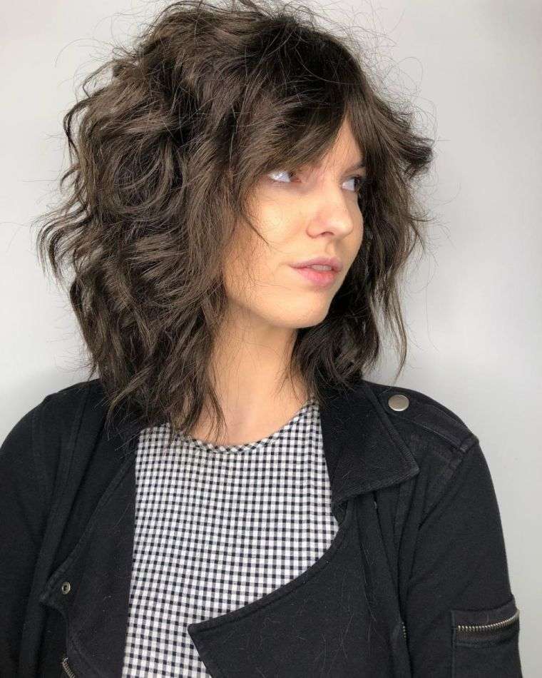 coiffure d'été 2021 : coupe shag aux cheveux ondulés 