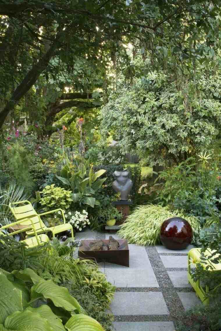 petit jardin avec plantes vertes 