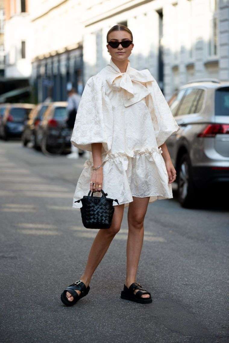robe moderne blanche pour l'été