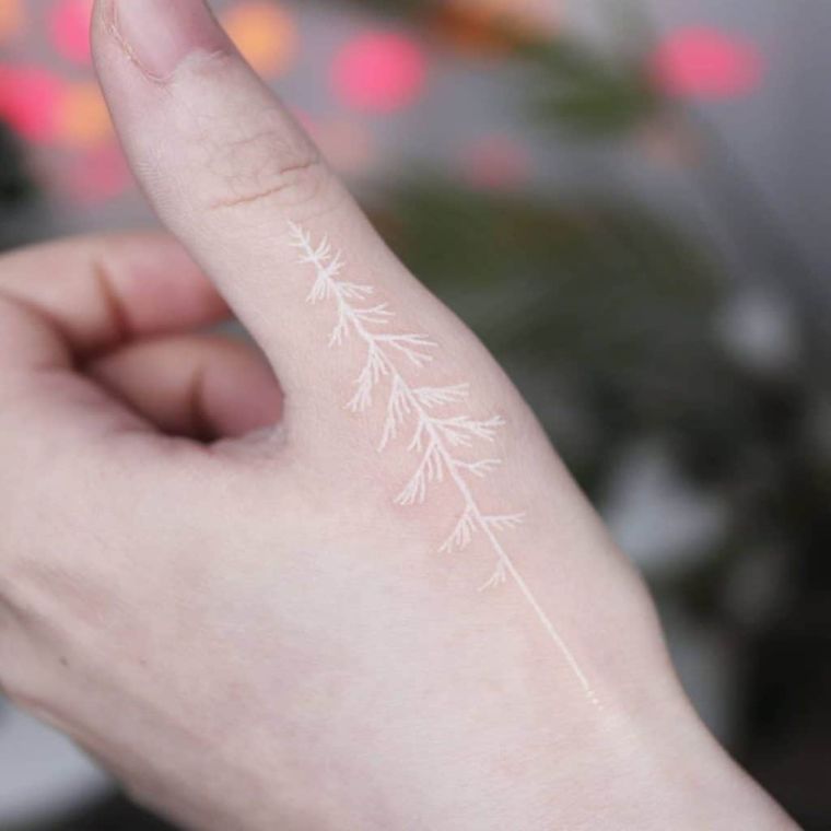tatouage d'ancre blanc sur la main 