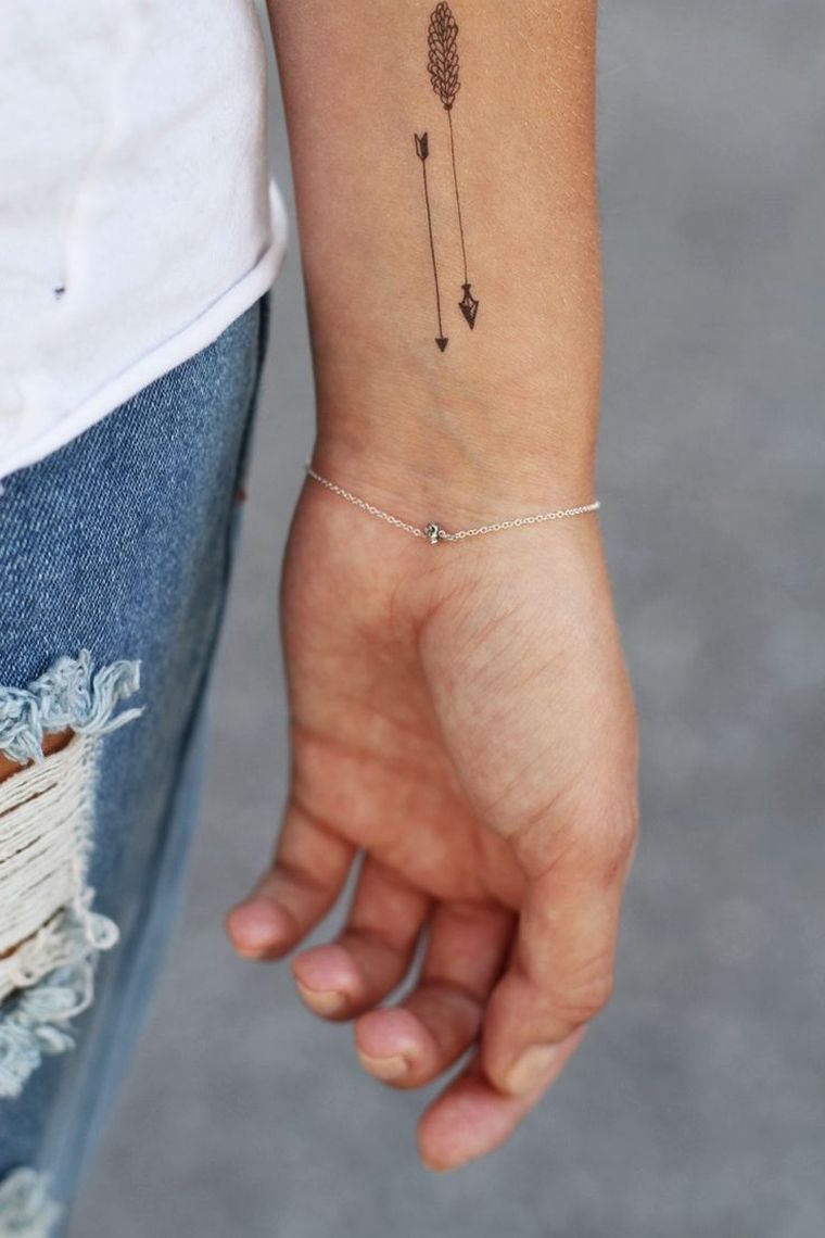 tatouage femme au bras 