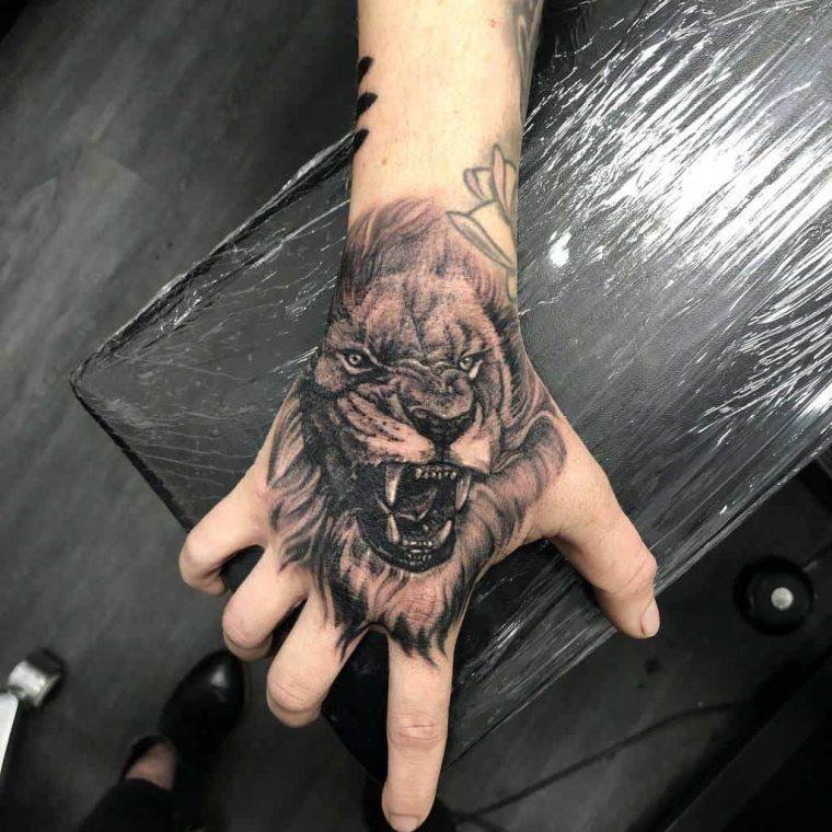 tatouage moderne 2021 de lion 