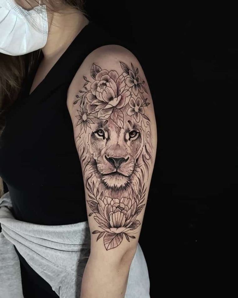 tatouage moderne 2021 : lion pour femme 