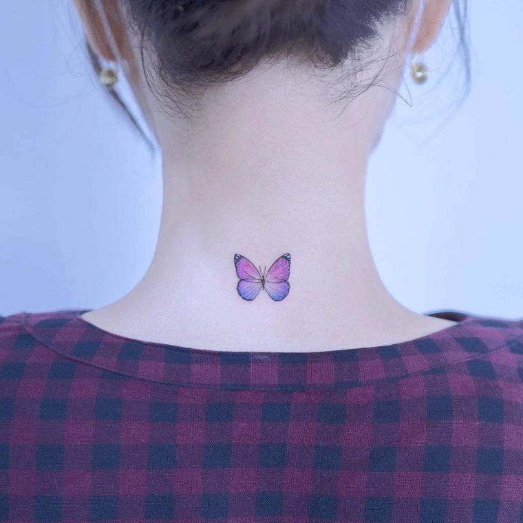tatouage moderne 2021 de papillona au cou 