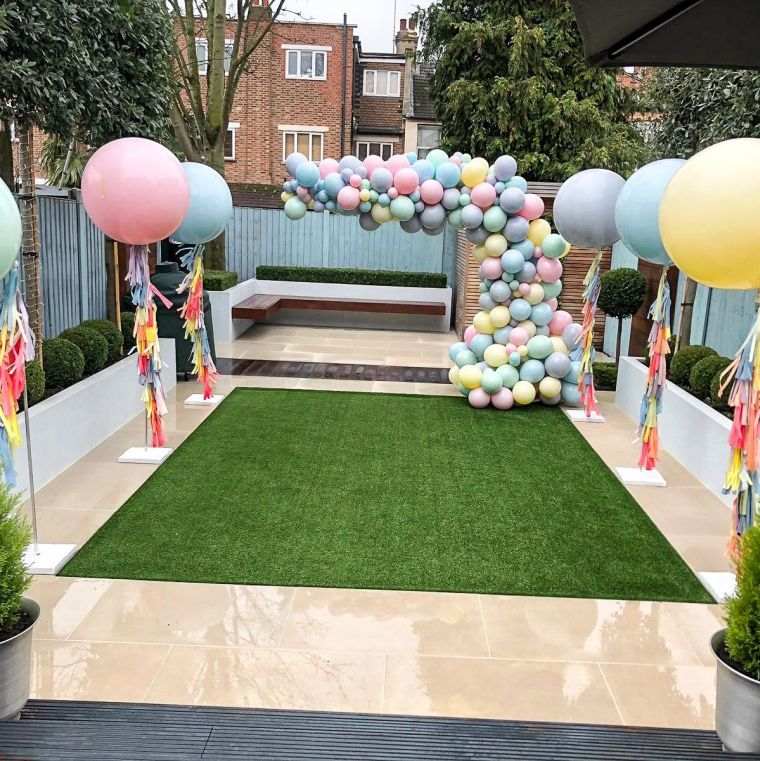 anniversaire dans le jardin décoré avec des ballons 